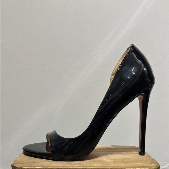 Black Heels for a Stylish Look - Picture 2 of 7